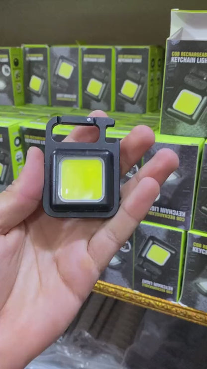 LumiKey + “Luz potente en tu bolsillo, seguridad en cualquier momento.”