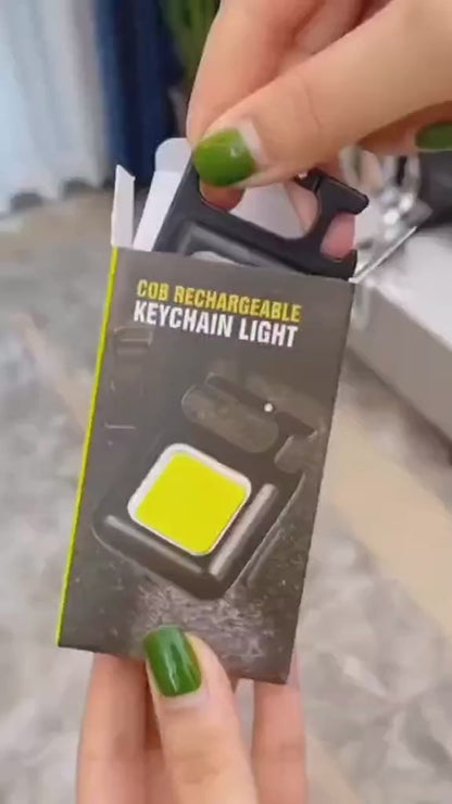 LumiKey + “Luz potente en tu bolsillo, seguridad en cualquier momento.”